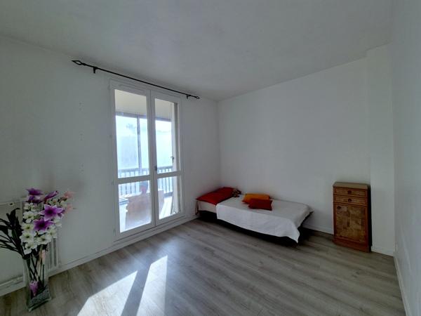 Appartement à vendre 4 pièces avec loggia fermée, cave et parking en sous sol ASNIERES SUR SEINE (92)