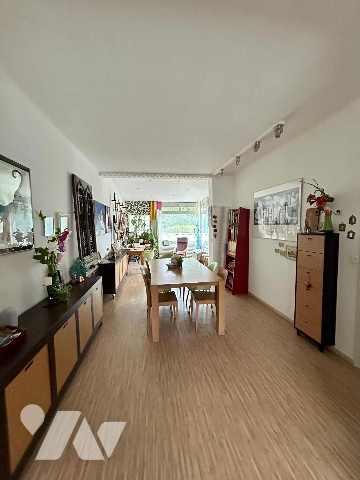 Maison semi individuelle 97 m² comprenant 5 pièces dont 3 chambres, jardin clos, garage et atelier.