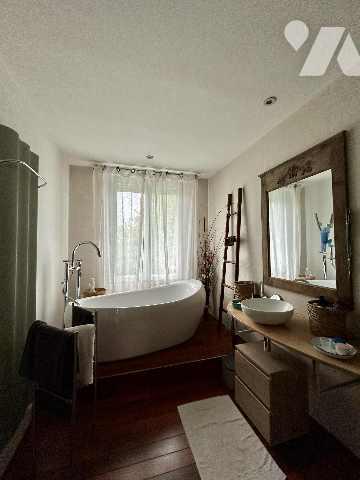 Maison semi individuelle 97 m² comprenant 5 pièces dont 3 chambres, jardin clos, garage et atelier.