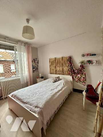 Maison semi individuelle 97 m² comprenant 5 pièces dont 3 chambres, jardin clos, garage et atelier.