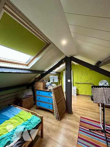 Maison semi individuelle 97 m² comprenant 5 pièces dont 3 chambres, jardin clos, garage et atelier.