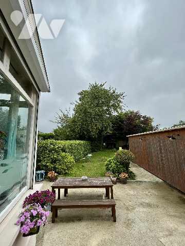 Maison semi individuelle 97 m² comprenant 5 pièces dont 3 chambres, jardin clos, garage et atelier.