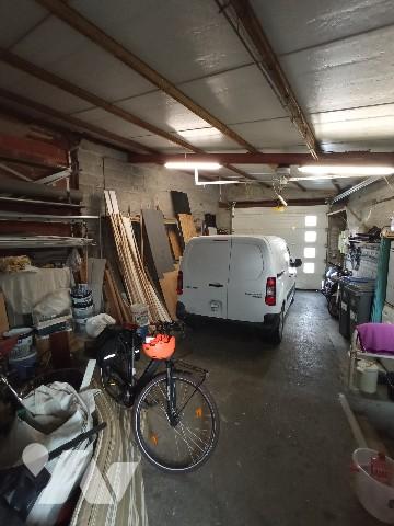 Maison semi individuelle 97 m² comprenant 5 pièces dont 3 chambres, jardin clos, garage et atelier.