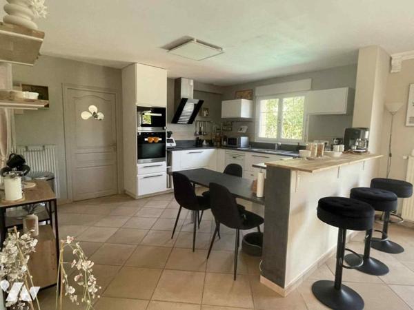 Grande maison familiale 7 chambres sous-sol total piscine chauffée et jardin clos