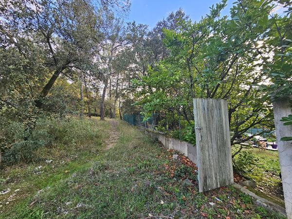 Maison spacieuse avec 5 chambres, garage et piscine à Nans les Pins dans un quartier privilégié