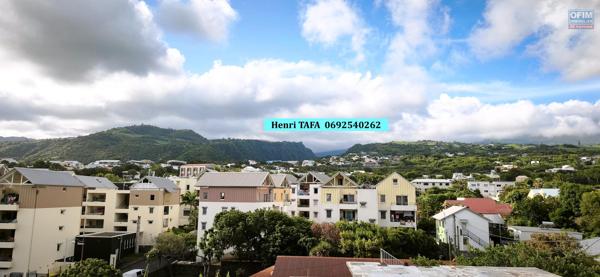 Grand appartement de type T3 en centre-ville de St-Joseph avec vue vue montagne