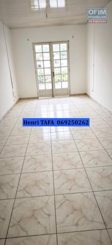 Grand appartement de type T3 en centre-ville de St-Joseph avec vue vue montagne