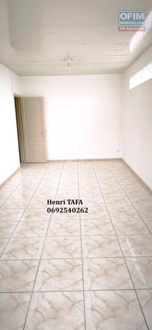 Grand appartement de type T3 en centre-ville de St-Joseph avec vue vue montagne