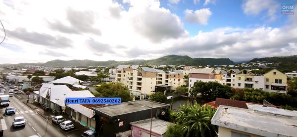 Grand appartement de type T3 en centre-ville de St-Joseph avec vue vue montagne