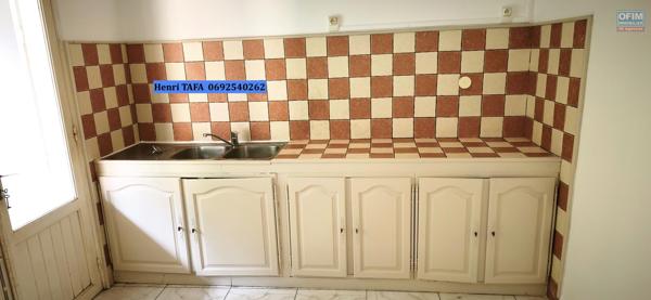 Grand appartement de type T3 en centre-ville de St-Joseph avec vue vue montagne