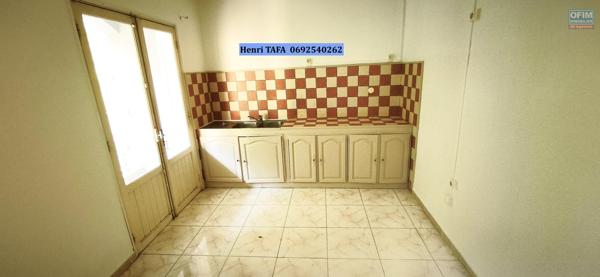 Grand appartement de type T3 en centre-ville de St-Joseph avec vue vue montagne