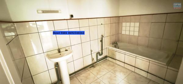 Grand appartement de type T3 en centre-ville de St-Joseph avec vue vue montagne