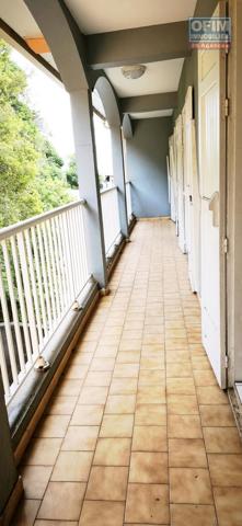 Grand appartement de type T3 en centre-ville de St-Joseph avec vue vue montagne