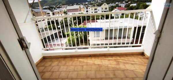 Grand appartement de type T3 en centre-ville de St-Joseph avec vue vue montagne