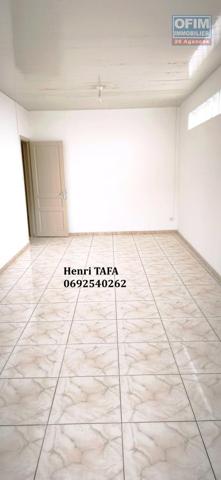 Grand appartement de type T3 en centre-ville de St-Joseph avec vue vue montagne