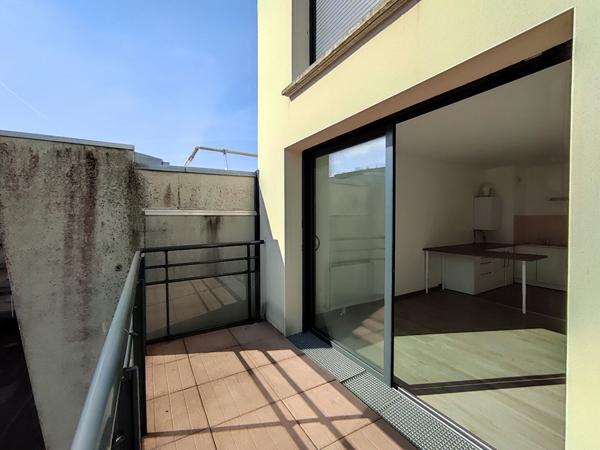 L'ADRESSE VOUS PROPOSE UN APPARTEMENT DE TYPE TROIS PIÈCES DE 67 MÈTRES CARREZ DANS UNE RÉSIDENCE SECURISE, AVEC ASCENSEUR ET BALCON.