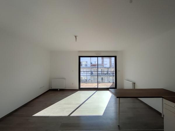 L'ADRESSE VOUS PROPOSE UN APPARTEMENT DE TYPE TROIS PIÈCES DE 67 MÈTRES CARREZ DANS UNE RÉSIDENCE SECURISE, AVEC ASCENSEUR ET BALCON.