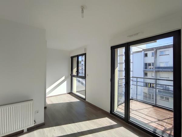 L'ADRESSE VOUS PROPOSE UN APPARTEMENT DE TYPE TROIS PIÈCES DE 67 MÈTRES CARREZ DANS UNE RÉSIDENCE SECURISE, AVEC ASCENSEUR ET BALCON.