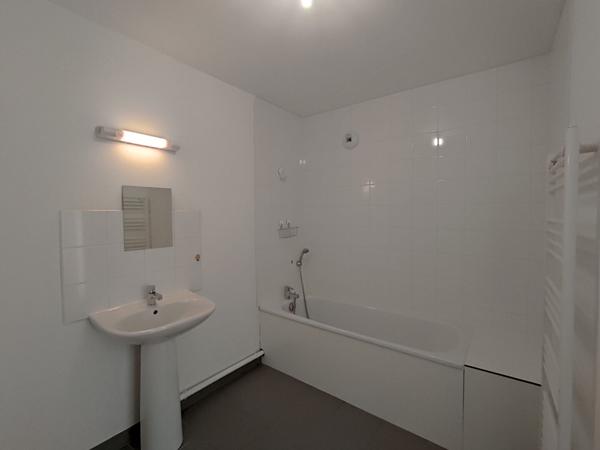 L'ADRESSE VOUS PROPOSE UN APPARTEMENT DE TYPE TROIS PIÈCES DE 67 MÈTRES CARREZ DANS UNE RÉSIDENCE SECURISE, AVEC ASCENSEUR ET BALCON.