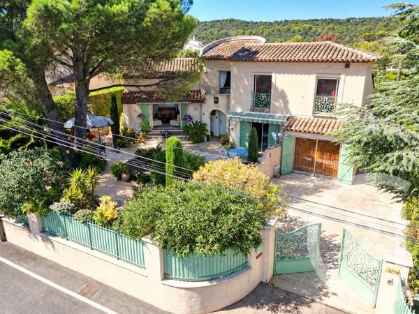 Maison à vendre  7 pièces - 147 m 2   FREJUS  - 83