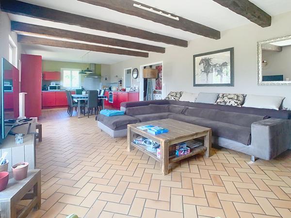 À VENDRE Charmante chaumière de 136 m² avec vue dégagée et grand jardin clos