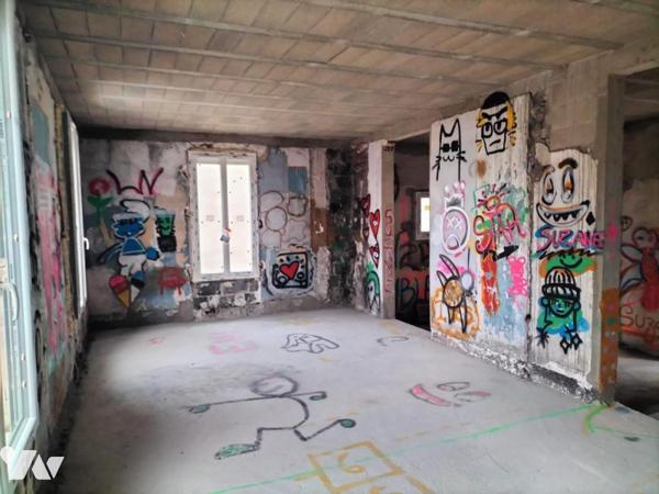 Sur la commune de BAGNOLET (Seine Saint Denis) Petit immeuble prêt à finir.