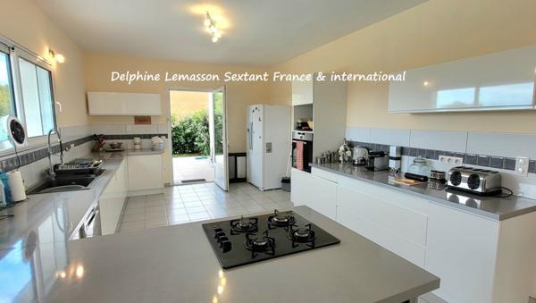 Magnifique vue, Maison contemporaine de plain pied avec piscine