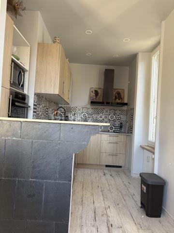 À vendre – Superbe F3 rénové à La Bourboule – Vue dégagée – Vendu meublé ou non

Situé à La Bourboule, au cœur du Puy-de-Dôme, découvrez ce magnifique appartement de type F3, entièrement rénové avec goût, offrant des prestations de qualité et une vue dégagée sans aucun vis-à-vis.

Dès l’entrée, vous serez séduit par sa belle luminosité et son ambiance chaleureuse. L’espace de vie accueille une cuisine moderne entièrement équipée, ouverte et fonctionnelle, idéale pour partager de beaux moments en famille ou entre amis.

Les deux chambres, confortables et lumineuses, ainsi que les finitions soignées de l’ensemble de l’appartement en font un bien clé en main, sans aucun travaux à prévoir.

Le bien est proposé entièrement meublé, permettant une installation ou une mise en location immédiate. Il est également possible de l’acquérir sans les meubles, selon vos envies et votre projet.

Idéalement situé, vous profiterez de la proximité immédiate des commerces, des thermes et de toutes les commodités de La Bourboule, tout en étant à seulement quelques minutes de la station de ski du Mont-Dore, offrant un accès privilégié aux pistes en hiver et aux nombreuses activités de pleine nature le reste de l’année.

Les atouts du bien :

* Appartement F3 entièrement rénové
* Cuisine moderne entièrement équipée
* Aucun travaux à prévoir
* Très lumineux
* Sans vis-à-vis
* Belle vue dégagée sur les montagnes
* Vente meublée ou non meublée, au choix de l’acquéreur
* À proximité des commerces, des thermes et de la station de ski du Mont-Dore
* Idéal en résidence principale, résidence secondaire ou investissement locatif

Un bien rare sur le secteur de La Bourboule, alliant confort, modernité et emplacement privilégié entre ville thermale et montagne. Une visite s’impose !