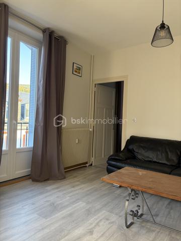 À vendre – Superbe F3 rénové à La Bourboule – Vue dégagée – Vendu meublé ou non

Situé à La Bourboule, au cœur du Puy-de-Dôme, découvrez ce magnifique appartement de type F3, entièrement rénové avec goût, offrant des prestations de qualité et une vue dégagée sans aucun vis-à-vis.

Dès l’entrée, vous serez séduit par sa belle luminosité et son ambiance chaleureuse. L’espace de vie accueille une cuisine moderne entièrement équipée, ouverte et fonctionnelle, idéale pour partager de beaux moments en famille ou entre amis.

Les deux chambres, confortables et lumineuses, ainsi que les finitions soignées de l’ensemble de l’appartement en font un bien clé en main, sans aucun travaux à prévoir.

Le bien est proposé entièrement meublé, permettant une installation ou une mise en location immédiate. Il est également possible de l’acquérir sans les meubles, selon vos envies et votre projet.

Idéalement situé, vous profiterez de la proximité immédiate des commerces, des thermes et de toutes les commodités de La Bourboule, tout en étant à seulement quelques minutes de la station de ski du Mont-Dore, offrant un accès privilégié aux pistes en hiver et aux nombreuses activités de pleine nature le reste de l’année.

Les atouts du bien :

* Appartement F3 entièrement rénové
* Cuisine moderne entièrement équipée
* Aucun travaux à prévoir
* Très lumineux
* Sans vis-à-vis
* Belle vue dégagée sur les montagnes
* Vente meublée ou non meublée, au choix de l’acquéreur
* À proximité des commerces, des thermes et de la station de ski du Mont-Dore
* Idéal en résidence principale, résidence secondaire ou investissement locatif

Un bien rare sur le secteur de La Bourboule, alliant confort, modernité et emplacement privilégié entre ville thermale et montagne. Une visite s’impose !