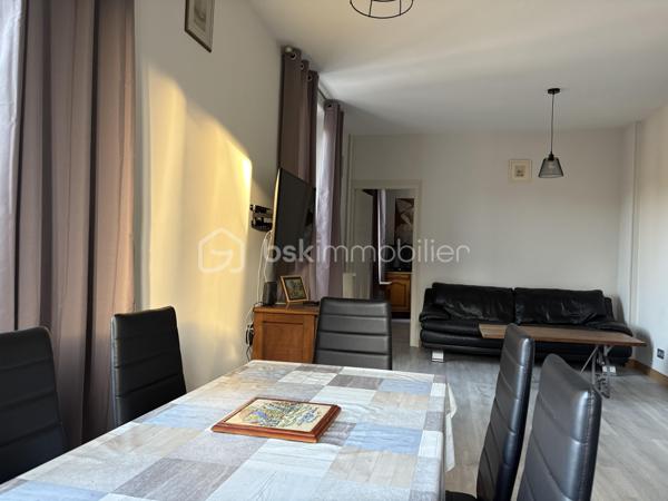 À vendre – Superbe F3 rénové à La Bourboule – Vue dégagée – Vendu meublé ou non

Situé à La Bourboule, au cœur du Puy-de-Dôme, découvrez ce magnifique appartement de type F3, entièrement rénové avec goût, offrant des prestations de qualité et une vue dégagée sans aucun vis-à-vis.

Dès l’entrée, vous serez séduit par sa belle luminosité et son ambiance chaleureuse. L’espace de vie accueille une cuisine moderne entièrement équipée, ouverte et fonctionnelle, idéale pour partager de beaux moments en famille ou entre amis.

Les deux chambres, confortables et lumineuses, ainsi que les finitions soignées de l’ensemble de l’appartement en font un bien clé en main, sans aucun travaux à prévoir.

Le bien est proposé entièrement meublé, permettant une installation ou une mise en location immédiate. Il est également possible de l’acquérir sans les meubles, selon vos envies et votre projet.

Idéalement situé, vous profiterez de la proximité immédiate des commerces, des thermes et de toutes les commodités de La Bourboule, tout en étant à seulement quelques minutes de la station de ski du Mont-Dore, offrant un accès privilégié aux pistes en hiver et aux nombreuses activités de pleine nature le reste de l’année.

Les atouts du bien :

* Appartement F3 entièrement rénové
* Cuisine moderne entièrement équipée
* Aucun travaux à prévoir
* Très lumineux
* Sans vis-à-vis
* Belle vue dégagée sur les montagnes
* Vente meublée ou non meublée, au choix de l’acquéreur
* À proximité des commerces, des thermes et de la station de ski du Mont-Dore
* Idéal en résidence principale, résidence secondaire ou investissement locatif

Un bien rare sur le secteur de La Bourboule, alliant confort, modernité et emplacement privilégié entre ville thermale et montagne. Une visite s’impose !
