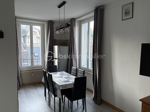 À vendre – Superbe F3 rénové à La Bourboule – Vue dégagée – Vendu meublé ou non

Situé à La Bourboule, au cœur du Puy-de-Dôme, découvrez ce magnifique appartement de type F3, entièrement rénové avec goût, offrant des prestations de qualité et une vue dégagée sans aucun vis-à-vis.

Dès l’entrée, vous serez séduit par sa belle luminosité et son ambiance chaleureuse. L’espace de vie accueille une cuisine moderne entièrement équipée, ouverte et fonctionnelle, idéale pour partager de beaux moments en famille ou entre amis.

Les deux chambres, confortables et lumineuses, ainsi que les finitions soignées de l’ensemble de l’appartement en font un bien clé en main, sans aucun travaux à prévoir.

Le bien est proposé entièrement meublé, permettant une installation ou une mise en location immédiate. Il est également possible de l’acquérir sans les meubles, selon vos envies et votre projet.

Idéalement situé, vous profiterez de la proximité immédiate des commerces, des thermes et de toutes les commodités de La Bourboule, tout en étant à seulement quelques minutes de la station de ski du Mont-Dore, offrant un accès privilégié aux pistes en hiver et aux nombreuses activités de pleine nature le reste de l’année.

Les atouts du bien :

* Appartement F3 entièrement rénové
* Cuisine moderne entièrement équipée
* Aucun travaux à prévoir
* Très lumineux
* Sans vis-à-vis
* Belle vue dégagée sur les montagnes
* Vente meublée ou non meublée, au choix de l’acquéreur
* À proximité des commerces, des thermes et de la station de ski du Mont-Dore
* Idéal en résidence principale, résidence secondaire ou investissement locatif

Un bien rare sur le secteur de La Bourboule, alliant confort, modernité et emplacement privilégié entre ville thermale et montagne. Une visite s’impose !