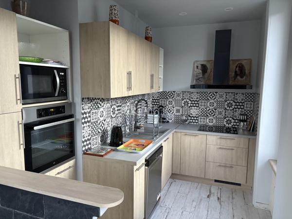 À vendre – Superbe F3 rénové à La Bourboule – Vue dégagée – Vendu meublé ou non

Situé à La Bourboule, au cœur du Puy-de-Dôme, découvrez ce magnifique appartement de type F3, entièrement rénové avec goût, offrant des prestations de qualité et une vue dégagée sans aucun vis-à-vis.

Dès l’entrée, vous serez séduit par sa belle luminosité et son ambiance chaleureuse. L’espace de vie accueille une cuisine moderne entièrement équipée, ouverte et fonctionnelle, idéale pour partager de beaux moments en famille ou entre amis.

Les deux chambres, confortables et lumineuses, ainsi que les finitions soignées de l’ensemble de l’appartement en font un bien clé en main, sans aucun travaux à prévoir.

Le bien est proposé entièrement meublé, permettant une installation ou une mise en location immédiate. Il est également possible de l’acquérir sans les meubles, selon vos envies et votre projet.

Idéalement situé, vous profiterez de la proximité immédiate des commerces, des thermes et de toutes les commodités de La Bourboule, tout en étant à seulement quelques minutes de la station de ski du Mont-Dore, offrant un accès privilégié aux pistes en hiver et aux nombreuses activités de pleine nature le reste de l’année.

Les atouts du bien :

* Appartement F3 entièrement rénové
* Cuisine moderne entièrement équipée
* Aucun travaux à prévoir
* Très lumineux
* Sans vis-à-vis
* Belle vue dégagée sur les montagnes
* Vente meublée ou non meublée, au choix de l’acquéreur
* À proximité des commerces, des thermes et de la station de ski du Mont-Dore
* Idéal en résidence principale, résidence secondaire ou investissement locatif

Un bien rare sur le secteur de La Bourboule, alliant confort, modernité et emplacement privilégié entre ville thermale et montagne. Une visite s’impose !