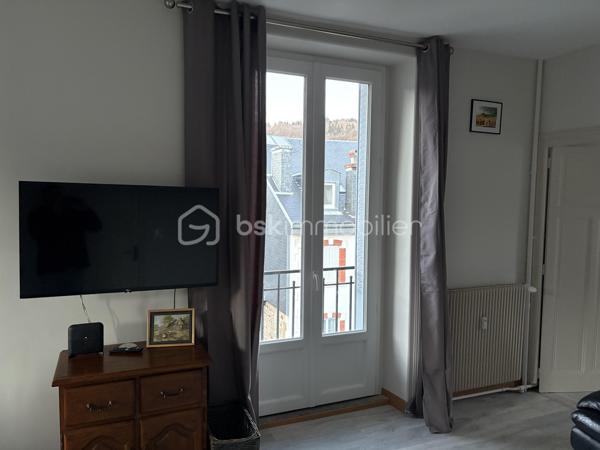 À vendre – Superbe F3 rénové à La Bourboule – Vue dégagée – Vendu meublé ou non

Situé à La Bourboule, au cœur du Puy-de-Dôme, découvrez ce magnifique appartement de type F3, entièrement rénové avec goût, offrant des prestations de qualité et une vue dégagée sans aucun vis-à-vis.

Dès l’entrée, vous serez séduit par sa belle luminosité et son ambiance chaleureuse. L’espace de vie accueille une cuisine moderne entièrement équipée, ouverte et fonctionnelle, idéale pour partager de beaux moments en famille ou entre amis.

Les deux chambres, confortables et lumineuses, ainsi que les finitions soignées de l’ensemble de l’appartement en font un bien clé en main, sans aucun travaux à prévoir.

Le bien est proposé entièrement meublé, permettant une installation ou une mise en location immédiate. Il est également possible de l’acquérir sans les meubles, selon vos envies et votre projet.

Idéalement situé, vous profiterez de la proximité immédiate des commerces, des thermes et de toutes les commodités de La Bourboule, tout en étant à seulement quelques minutes de la station de ski du Mont-Dore, offrant un accès privilégié aux pistes en hiver et aux nombreuses activités de pleine nature le reste de l’année.

Les atouts du bien :

* Appartement F3 entièrement rénové
* Cuisine moderne entièrement équipée
* Aucun travaux à prévoir
* Très lumineux
* Sans vis-à-vis
* Belle vue dégagée sur les montagnes
* Vente meublée ou non meublée, au choix de l’acquéreur
* À proximité des commerces, des thermes et de la station de ski du Mont-Dore
* Idéal en résidence principale, résidence secondaire ou investissement locatif

Un bien rare sur le secteur de La Bourboule, alliant confort, modernité et emplacement privilégié entre ville thermale et montagne. Une visite s’impose !