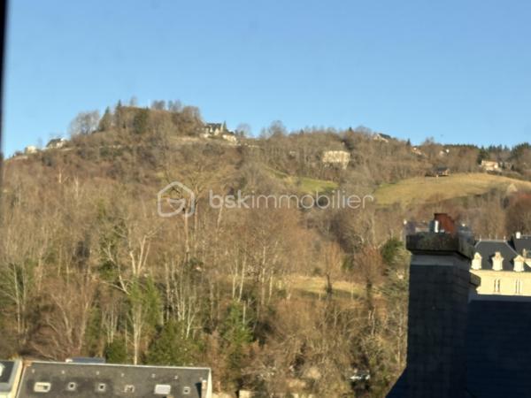 À vendre – Superbe F3 rénové à La Bourboule – Vue dégagée – Vendu meublé ou non

Situé à La Bourboule, au cœur du Puy-de-Dôme, découvrez ce magnifique appartement de type F3, entièrement rénové avec goût, offrant des prestations de qualité et une vue dégagée sans aucun vis-à-vis.

Dès l’entrée, vous serez séduit par sa belle luminosité et son ambiance chaleureuse. L’espace de vie accueille une cuisine moderne entièrement équipée, ouverte et fonctionnelle, idéale pour partager de beaux moments en famille ou entre amis.

Les deux chambres, confortables et lumineuses, ainsi que les finitions soignées de l’ensemble de l’appartement en font un bien clé en main, sans aucun travaux à prévoir.

Le bien est proposé entièrement meublé, permettant une installation ou une mise en location immédiate. Il est également possible de l’acquérir sans les meubles, selon vos envies et votre projet.

Idéalement situé, vous profiterez de la proximité immédiate des commerces, des thermes et de toutes les commodités de La Bourboule, tout en étant à seulement quelques minutes de la station de ski du Mont-Dore, offrant un accès privilégié aux pistes en hiver et aux nombreuses activités de pleine nature le reste de l’année.

Les atouts du bien :

* Appartement F3 entièrement rénové
* Cuisine moderne entièrement équipée
* Aucun travaux à prévoir
* Très lumineux
* Sans vis-à-vis
* Belle vue dégagée sur les montagnes
* Vente meublée ou non meublée, au choix de l’acquéreur
* À proximité des commerces, des thermes et de la station de ski du Mont-Dore
* Idéal en résidence principale, résidence secondaire ou investissement locatif

Un bien rare sur le secteur de La Bourboule, alliant confort, modernité et emplacement privilégié entre ville thermale et montagne. Une visite s’impose !