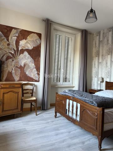 À vendre – Superbe F3 rénové à La Bourboule – Vue dégagée – Vendu meublé ou non

Situé à La Bourboule, au cœur du Puy-de-Dôme, découvrez ce magnifique appartement de type F3, entièrement rénové avec goût, offrant des prestations de qualité et une vue dégagée sans aucun vis-à-vis.

Dès l’entrée, vous serez séduit par sa belle luminosité et son ambiance chaleureuse. L’espace de vie accueille une cuisine moderne entièrement équipée, ouverte et fonctionnelle, idéale pour partager de beaux moments en famille ou entre amis.

Les deux chambres, confortables et lumineuses, ainsi que les finitions soignées de l’ensemble de l’appartement en font un bien clé en main, sans aucun travaux à prévoir.

Le bien est proposé entièrement meublé, permettant une installation ou une mise en location immédiate. Il est également possible de l’acquérir sans les meubles, selon vos envies et votre projet.

Idéalement situé, vous profiterez de la proximité immédiate des commerces, des thermes et de toutes les commodités de La Bourboule, tout en étant à seulement quelques minutes de la station de ski du Mont-Dore, offrant un accès privilégié aux pistes en hiver et aux nombreuses activités de pleine nature le reste de l’année.

Les atouts du bien :

* Appartement F3 entièrement rénové
* Cuisine moderne entièrement équipée
* Aucun travaux à prévoir
* Très lumineux
* Sans vis-à-vis
* Belle vue dégagée sur les montagnes
* Vente meublée ou non meublée, au choix de l’acquéreur
* À proximité des commerces, des thermes et de la station de ski du Mont-Dore
* Idéal en résidence principale, résidence secondaire ou investissement locatif

Un bien rare sur le secteur de La Bourboule, alliant confort, modernité et emplacement privilégié entre ville thermale et montagne. Une visite s’impose !