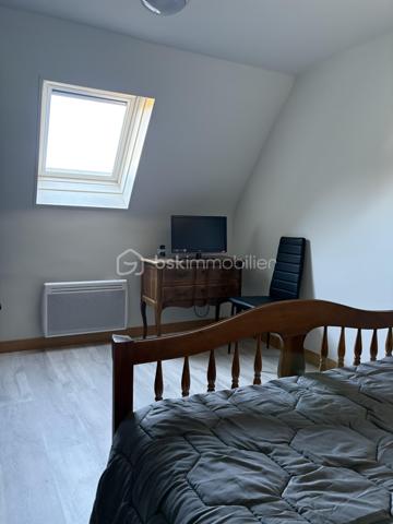 À vendre – Superbe F3 rénové à La Bourboule – Vue dégagée – Vendu meublé ou non

Situé à La Bourboule, au cœur du Puy-de-Dôme, découvrez ce magnifique appartement de type F3, entièrement rénové avec goût, offrant des prestations de qualité et une vue dégagée sans aucun vis-à-vis.

Dès l’entrée, vous serez séduit par sa belle luminosité et son ambiance chaleureuse. L’espace de vie accueille une cuisine moderne entièrement équipée, ouverte et fonctionnelle, idéale pour partager de beaux moments en famille ou entre amis.

Les deux chambres, confortables et lumineuses, ainsi que les finitions soignées de l’ensemble de l’appartement en font un bien clé en main, sans aucun travaux à prévoir.

Le bien est proposé entièrement meublé, permettant une installation ou une mise en location immédiate. Il est également possible de l’acquérir sans les meubles, selon vos envies et votre projet.

Idéalement situé, vous profiterez de la proximité immédiate des commerces, des thermes et de toutes les commodités de La Bourboule, tout en étant à seulement quelques minutes de la station de ski du Mont-Dore, offrant un accès privilégié aux pistes en hiver et aux nombreuses activités de pleine nature le reste de l’année.

Les atouts du bien :

* Appartement F3 entièrement rénové
* Cuisine moderne entièrement équipée
* Aucun travaux à prévoir
* Très lumineux
* Sans vis-à-vis
* Belle vue dégagée sur les montagnes
* Vente meublée ou non meublée, au choix de l’acquéreur
* À proximité des commerces, des thermes et de la station de ski du Mont-Dore
* Idéal en résidence principale, résidence secondaire ou investissement locatif

Un bien rare sur le secteur de La Bourboule, alliant confort, modernité et emplacement privilégié entre ville thermale et montagne. Une visite s’impose !