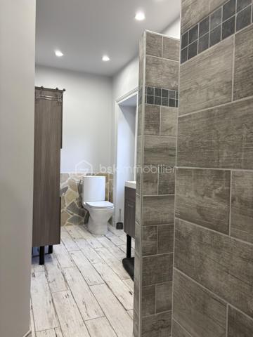 À vendre – Superbe F3 rénové à La Bourboule – Vue dégagée – Vendu meublé ou non

Situé à La Bourboule, au cœur du Puy-de-Dôme, découvrez ce magnifique appartement de type F3, entièrement rénové avec goût, offrant des prestations de qualité et une vue dégagée sans aucun vis-à-vis.

Dès l’entrée, vous serez séduit par sa belle luminosité et son ambiance chaleureuse. L’espace de vie accueille une cuisine moderne entièrement équipée, ouverte et fonctionnelle, idéale pour partager de beaux moments en famille ou entre amis.

Les deux chambres, confortables et lumineuses, ainsi que les finitions soignées de l’ensemble de l’appartement en font un bien clé en main, sans aucun travaux à prévoir.

Le bien est proposé entièrement meublé, permettant une installation ou une mise en location immédiate. Il est également possible de l’acquérir sans les meubles, selon vos envies et votre projet.

Idéalement situé, vous profiterez de la proximité immédiate des commerces, des thermes et de toutes les commodités de La Bourboule, tout en étant à seulement quelques minutes de la station de ski du Mont-Dore, offrant un accès privilégié aux pistes en hiver et aux nombreuses activités de pleine nature le reste de l’année.

Les atouts du bien :

* Appartement F3 entièrement rénové
* Cuisine moderne entièrement équipée
* Aucun travaux à prévoir
* Très lumineux
* Sans vis-à-vis
* Belle vue dégagée sur les montagnes
* Vente meublée ou non meublée, au choix de l’acquéreur
* À proximité des commerces, des thermes et de la station de ski du Mont-Dore
* Idéal en résidence principale, résidence secondaire ou investissement locatif

Un bien rare sur le secteur de La Bourboule, alliant confort, modernité et emplacement privilégié entre ville thermale et montagne. Une visite s’impose !