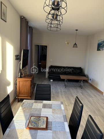 À vendre – Superbe F3 rénové à La Bourboule – Vue dégagée – Vendu meublé ou non

Situé à La Bourboule, au cœur du Puy-de-Dôme, découvrez ce magnifique appartement de type F3, entièrement rénové avec goût, offrant des prestations de qualité et une vue dégagée sans aucun vis-à-vis.

Dès l’entrée, vous serez séduit par sa belle luminosité et son ambiance chaleureuse. L’espace de vie accueille une cuisine moderne entièrement équipée, ouverte et fonctionnelle, idéale pour partager de beaux moments en famille ou entre amis.

Les deux chambres, confortables et lumineuses, ainsi que les finitions soignées de l’ensemble de l’appartement en font un bien clé en main, sans aucun travaux à prévoir.

Le bien est proposé entièrement meublé, permettant une installation ou une mise en location immédiate. Il est également possible de l’acquérir sans les meubles, selon vos envies et votre projet.

Idéalement situé, vous profiterez de la proximité immédiate des commerces, des thermes et de toutes les commodités de La Bourboule, tout en étant à seulement quelques minutes de la station de ski du Mont-Dore, offrant un accès privilégié aux pistes en hiver et aux nombreuses activités de pleine nature le reste de l’année.

Les atouts du bien :

* Appartement F3 entièrement rénové
* Cuisine moderne entièrement équipée
* Aucun travaux à prévoir
* Très lumineux
* Sans vis-à-vis
* Belle vue dégagée sur les montagnes
* Vente meublée ou non meublée, au choix de l’acquéreur
* À proximité des commerces, des thermes et de la station de ski du Mont-Dore
* Idéal en résidence principale, résidence secondaire ou investissement locatif

Un bien rare sur le secteur de La Bourboule, alliant confort, modernité et emplacement privilégié entre ville thermale et montagne. Une visite s’impose !