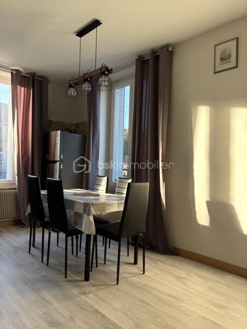 À vendre – Superbe F3 rénové à La Bourboule – Vue dégagée – Vendu meublé ou non

Situé à La Bourboule, au cœur du Puy-de-Dôme, découvrez ce magnifique appartement de type F3, entièrement rénové avec goût, offrant des prestations de qualité et une vue dégagée sans aucun vis-à-vis.

Dès l’entrée, vous serez séduit par sa belle luminosité et son ambiance chaleureuse. L’espace de vie accueille une cuisine moderne entièrement équipée, ouverte et fonctionnelle, idéale pour partager de beaux moments en famille ou entre amis.

Les deux chambres, confortables et lumineuses, ainsi que les finitions soignées de l’ensemble de l’appartement en font un bien clé en main, sans aucun travaux à prévoir.

Le bien est proposé entièrement meublé, permettant une installation ou une mise en location immédiate. Il est également possible de l’acquérir sans les meubles, selon vos envies et votre projet.

Idéalement situé, vous profiterez de la proximité immédiate des commerces, des thermes et de toutes les commodités de La Bourboule, tout en étant à seulement quelques minutes de la station de ski du Mont-Dore, offrant un accès privilégié aux pistes en hiver et aux nombreuses activités de pleine nature le reste de l’année.

Les atouts du bien :

* Appartement F3 entièrement rénové
* Cuisine moderne entièrement équipée
* Aucun travaux à prévoir
* Très lumineux
* Sans vis-à-vis
* Belle vue dégagée sur les montagnes
* Vente meublée ou non meublée, au choix de l’acquéreur
* À proximité des commerces, des thermes et de la station de ski du Mont-Dore
* Idéal en résidence principale, résidence secondaire ou investissement locatif

Un bien rare sur le secteur de La Bourboule, alliant confort, modernité et emplacement privilégié entre ville thermale et montagne. Une visite s’impose !