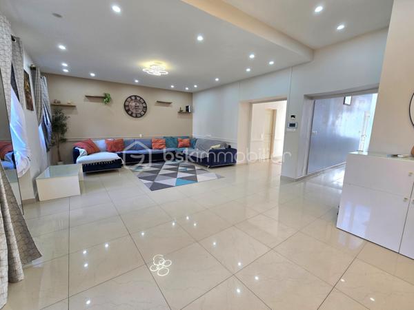 🏡 Maison de 232 m² avec dépendances, jardin clos et volumes rares – Randan (63)
Située au cœur de Randan, cette maison de ville mitoyenne des deux côtés développe 232 m² habitables et se distingue par des volumes rares en centre‑bourg. Derrière une façade discrète du bâti ancien de Randan, elle révèle un intérieur inattendu : un séjour de 90 m², un jardin clos et plusieurs dépendances.

Vous êtes à 20 minutes de Vichy, 25 minutes de Riom et 40 minutes de Clermont‑Ferrand, un emplacement pratique pour les déplacements quotidiens, à proximité immédiate des commodités du centre.

Rénovée en grande partie depuis 2019, elle offre un cadre de vie confortable et fonctionnel.

⭐ Atouts majeurs 
Séjour lumineux de 90 m²

5 chambres dont suite parentale

Bureau + dressing

Cuisine équipée + cellier

Grange 70 m² + combles aménageables (133 m²)

Pompe à chaleur – isolation murs/toiture – double vitrage

Jardin clos avec accès indépendant et stationnement

Assainissement tout‑à‑l’égout

🏠 Description détaillée
Au rez‑de‑chaussée, une entrée mène à un séjour lumineux de 90 m². Ce niveau comprend également une cuisine aménagée et équipée, un cellier, un W.C. indépendant et une pièce à terminer pouvant devenir une chambre ou un espace polyvalent. Depuis le séjour, un accès direct conduit à la cave voûtée et au jardin clos.

À l’étage, le palier dessert quatre chambres, dont une suite parentale avec salle d’eau. S’ajoutent un bureau, une salle d’eau avec W.C. et un dressing indépendant, offrant une organisation intérieure adaptée à une vie familiale.

Au deuxième étage, les combles de 133 m², partiellement isolés, offrent un potentiel d’aménagement important.

🌳 Extérieur
Le jardin clos accueille une grange d’environ 70 m², plusieurs dépendances, un local vélo et un toilette sèche. L’accès indépendant permet de stationner plusieurs véhicules dans la cour ou le jardin.

🔧 Travaux à prévoir
Quelques finitions et rafraîchissements restent à prévoir, ainsi que la finalisation de certaines pièces. Le bien demeure solide, rénové en grande partie, et doté d’équipements techniques récents.

Une maison rare en centre‑bourg : grands volumes, dépendances fonctionnelles, jardin clos et séjour de 90 m². Un bien idéal pour ceux qui recherchent de l’espace, du confort et un potentiel d’évolution, tout en restant au cœur des services.