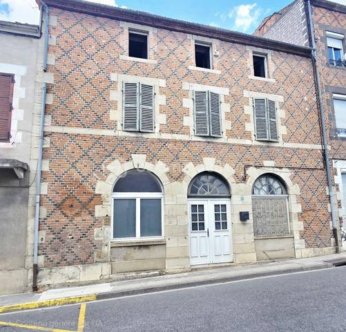 🏡 Maison de 232 m² avec dépendances, jardin clos et volumes rares – Randan (63)
Située au cœur de Randan, cette maison de ville mitoyenne des deux côtés développe 232 m² habitables et se distingue par des volumes rares en centre‑bourg. Derrière une façade discrète du bâti ancien de Randan, elle révèle un intérieur inattendu : un séjour de 90 m², un jardin clos et plusieurs dépendances.

Vous êtes à 20 minutes de Vichy, 25 minutes de Riom et 40 minutes de Clermont‑Ferrand, un emplacement pratique pour les déplacements quotidiens, à proximité immédiate des commodités du centre.

Rénovée en grande partie depuis 2019, elle offre un cadre de vie confortable et fonctionnel.

⭐ Atouts majeurs 
Séjour lumineux de 90 m²

5 chambres dont suite parentale

Bureau + dressing

Cuisine équipée + cellier

Grange 70 m² + combles aménageables (133 m²)

Pompe à chaleur – isolation murs/toiture – double vitrage

Jardin clos avec accès indépendant et stationnement

Assainissement tout‑à‑l’égout

🏠 Description détaillée
Au rez‑de‑chaussée, une entrée mène à un séjour lumineux de 90 m². Ce niveau comprend également une cuisine aménagée et équipée, un cellier, un W.C. indépendant et une pièce à terminer pouvant devenir une chambre ou un espace polyvalent. Depuis le séjour, un accès direct conduit à la cave voûtée et au jardin clos.

À l’étage, le palier dessert quatre chambres, dont une suite parentale avec salle d’eau. S’ajoutent un bureau, une salle d’eau avec W.C. et un dressing indépendant, offrant une organisation intérieure adaptée à une vie familiale.

Au deuxième étage, les combles de 133 m², partiellement isolés, offrent un potentiel d’aménagement important.

🌳 Extérieur
Le jardin clos accueille une grange d’environ 70 m², plusieurs dépendances, un local vélo et un toilette sèche. L’accès indépendant permet de stationner plusieurs véhicules dans la cour ou le jardin.

🔧 Travaux à prévoir
Quelques finitions et rafraîchissements restent à prévoir, ainsi que la finalisation de certaines pièces. Le bien demeure solide, rénové en grande partie, et doté d’équipements techniques récents.

Une maison rare en centre‑bourg : grands volumes, dépendances fonctionnelles, jardin clos et séjour de 90 m². Un bien idéal pour ceux qui recherchent de l’espace, du confort et un potentiel d’évolution, tout en restant au cœur des services.
