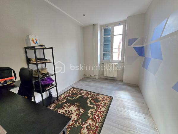 🏡 Maison de 232 m² avec dépendances, jardin clos et volumes rares – Randan (63)
Située au cœur de Randan, cette maison de ville mitoyenne des deux côtés développe 232 m² habitables et se distingue par des volumes rares en centre‑bourg. Derrière une façade discrète du bâti ancien de Randan, elle révèle un intérieur inattendu : un séjour de 90 m², un jardin clos et plusieurs dépendances.

Vous êtes à 20 minutes de Vichy, 25 minutes de Riom et 40 minutes de Clermont‑Ferrand, un emplacement pratique pour les déplacements quotidiens, à proximité immédiate des commodités du centre.

Rénovée en grande partie depuis 2019, elle offre un cadre de vie confortable et fonctionnel.

⭐ Atouts majeurs 
Séjour lumineux de 90 m²

5 chambres dont suite parentale

Bureau + dressing

Cuisine équipée + cellier

Grange 70 m² + combles aménageables (133 m²)

Pompe à chaleur – isolation murs/toiture – double vitrage

Jardin clos avec accès indépendant et stationnement

Assainissement tout‑à‑l’égout

🏠 Description détaillée
Au rez‑de‑chaussée, une entrée mène à un séjour lumineux de 90 m². Ce niveau comprend également une cuisine aménagée et équipée, un cellier, un W.C. indépendant et une pièce à terminer pouvant devenir une chambre ou un espace polyvalent. Depuis le séjour, un accès direct conduit à la cave voûtée et au jardin clos.

À l’étage, le palier dessert quatre chambres, dont une suite parentale avec salle d’eau. S’ajoutent un bureau, une salle d’eau avec W.C. et un dressing indépendant, offrant une organisation intérieure adaptée à une vie familiale.

Au deuxième étage, les combles de 133 m², partiellement isolés, offrent un potentiel d’aménagement important.

🌳 Extérieur
Le jardin clos accueille une grange d’environ 70 m², plusieurs dépendances, un local vélo et un toilette sèche. L’accès indépendant permet de stationner plusieurs véhicules dans la cour ou le jardin.

🔧 Travaux à prévoir
Quelques finitions et rafraîchissements restent à prévoir, ainsi que la finalisation de certaines pièces. Le bien demeure solide, rénové en grande partie, et doté d’équipements techniques récents.

Une maison rare en centre‑bourg : grands volumes, dépendances fonctionnelles, jardin clos et séjour de 90 m². Un bien idéal pour ceux qui recherchent de l’espace, du confort et un potentiel d’évolution, tout en restant au cœur des services.