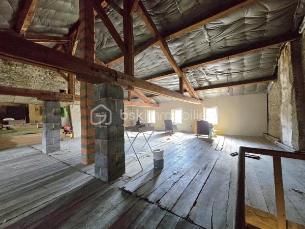 🏡 Maison de 232 m² avec dépendances, jardin clos et volumes rares – Randan (63)
Située au cœur de Randan, cette maison de ville mitoyenne des deux côtés développe 232 m² habitables et se distingue par des volumes rares en centre‑bourg. Derrière une façade discrète du bâti ancien de Randan, elle révèle un intérieur inattendu : un séjour de 90 m², un jardin clos et plusieurs dépendances.

Vous êtes à 20 minutes de Vichy, 25 minutes de Riom et 40 minutes de Clermont‑Ferrand, un emplacement pratique pour les déplacements quotidiens, à proximité immédiate des commodités du centre.

Rénovée en grande partie depuis 2019, elle offre un cadre de vie confortable et fonctionnel.

⭐ Atouts majeurs 
Séjour lumineux de 90 m²

5 chambres dont suite parentale

Bureau + dressing

Cuisine équipée + cellier

Grange 70 m² + combles aménageables (133 m²)

Pompe à chaleur – isolation murs/toiture – double vitrage

Jardin clos avec accès indépendant et stationnement

Assainissement tout‑à‑l’égout

🏠 Description détaillée
Au rez‑de‑chaussée, une entrée mène à un séjour lumineux de 90 m². Ce niveau comprend également une cuisine aménagée et équipée, un cellier, un W.C. indépendant et une pièce à terminer pouvant devenir une chambre ou un espace polyvalent. Depuis le séjour, un accès direct conduit à la cave voûtée et au jardin clos.

À l’étage, le palier dessert quatre chambres, dont une suite parentale avec salle d’eau. S’ajoutent un bureau, une salle d’eau avec W.C. et un dressing indépendant, offrant une organisation intérieure adaptée à une vie familiale.

Au deuxième étage, les combles de 133 m², partiellement isolés, offrent un potentiel d’aménagement important.

🌳 Extérieur
Le jardin clos accueille une grange d’environ 70 m², plusieurs dépendances, un local vélo et un toilette sèche. L’accès indépendant permet de stationner plusieurs véhicules dans la cour ou le jardin.

🔧 Travaux à prévoir
Quelques finitions et rafraîchissements restent à prévoir, ainsi que la finalisation de certaines pièces. Le bien demeure solide, rénové en grande partie, et doté d’équipements techniques récents.

Une maison rare en centre‑bourg : grands volumes, dépendances fonctionnelles, jardin clos et séjour de 90 m². Un bien idéal pour ceux qui recherchent de l’espace, du confort et un potentiel d’évolution, tout en restant au cœur des services.