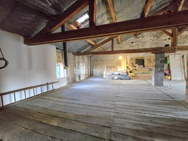 🏡 Maison de 232 m² avec dépendances, jardin clos et volumes rares – Randan (63)
Située au cœur de Randan, cette maison de ville mitoyenne des deux côtés développe 232 m² habitables et se distingue par des volumes rares en centre‑bourg. Derrière une façade discrète du bâti ancien de Randan, elle révèle un intérieur inattendu : un séjour de 90 m², un jardin clos et plusieurs dépendances.

Vous êtes à 20 minutes de Vichy, 25 minutes de Riom et 40 minutes de Clermont‑Ferrand, un emplacement pratique pour les déplacements quotidiens, à proximité immédiate des commodités du centre.

Rénovée en grande partie depuis 2019, elle offre un cadre de vie confortable et fonctionnel.

⭐ Atouts majeurs 
Séjour lumineux de 90 m²

5 chambres dont suite parentale

Bureau + dressing

Cuisine équipée + cellier

Grange 70 m² + combles aménageables (133 m²)

Pompe à chaleur – isolation murs/toiture – double vitrage

Jardin clos avec accès indépendant et stationnement

Assainissement tout‑à‑l’égout

🏠 Description détaillée
Au rez‑de‑chaussée, une entrée mène à un séjour lumineux de 90 m². Ce niveau comprend également une cuisine aménagée et équipée, un cellier, un W.C. indépendant et une pièce à terminer pouvant devenir une chambre ou un espace polyvalent. Depuis le séjour, un accès direct conduit à la cave voûtée et au jardin clos.

À l’étage, le palier dessert quatre chambres, dont une suite parentale avec salle d’eau. S’ajoutent un bureau, une salle d’eau avec W.C. et un dressing indépendant, offrant une organisation intérieure adaptée à une vie familiale.

Au deuxième étage, les combles de 133 m², partiellement isolés, offrent un potentiel d’aménagement important.

🌳 Extérieur
Le jardin clos accueille une grange d’environ 70 m², plusieurs dépendances, un local vélo et un toilette sèche. L’accès indépendant permet de stationner plusieurs véhicules dans la cour ou le jardin.

🔧 Travaux à prévoir
Quelques finitions et rafraîchissements restent à prévoir, ainsi que la finalisation de certaines pièces. Le bien demeure solide, rénové en grande partie, et doté d’équipements techniques récents.

Une maison rare en centre‑bourg : grands volumes, dépendances fonctionnelles, jardin clos et séjour de 90 m². Un bien idéal pour ceux qui recherchent de l’espace, du confort et un potentiel d’évolution, tout en restant au cœur des services.