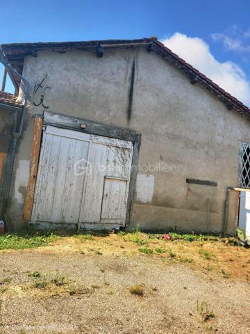 🏡 Maison de 232 m² avec dépendances, jardin clos et volumes rares – Randan (63)
Située au cœur de Randan, cette maison de ville mitoyenne des deux côtés développe 232 m² habitables et se distingue par des volumes rares en centre‑bourg. Derrière une façade discrète du bâti ancien de Randan, elle révèle un intérieur inattendu : un séjour de 90 m², un jardin clos et plusieurs dépendances.

Vous êtes à 20 minutes de Vichy, 25 minutes de Riom et 40 minutes de Clermont‑Ferrand, un emplacement pratique pour les déplacements quotidiens, à proximité immédiate des commodités du centre.

Rénovée en grande partie depuis 2019, elle offre un cadre de vie confortable et fonctionnel.

⭐ Atouts majeurs 
Séjour lumineux de 90 m²

5 chambres dont suite parentale

Bureau + dressing

Cuisine équipée + cellier

Grange 70 m² + combles aménageables (133 m²)

Pompe à chaleur – isolation murs/toiture – double vitrage

Jardin clos avec accès indépendant et stationnement

Assainissement tout‑à‑l’égout

🏠 Description détaillée
Au rez‑de‑chaussée, une entrée mène à un séjour lumineux de 90 m². Ce niveau comprend également une cuisine aménagée et équipée, un cellier, un W.C. indépendant et une pièce à terminer pouvant devenir une chambre ou un espace polyvalent. Depuis le séjour, un accès direct conduit à la cave voûtée et au jardin clos.

À l’étage, le palier dessert quatre chambres, dont une suite parentale avec salle d’eau. S’ajoutent un bureau, une salle d’eau avec W.C. et un dressing indépendant, offrant une organisation intérieure adaptée à une vie familiale.

Au deuxième étage, les combles de 133 m², partiellement isolés, offrent un potentiel d’aménagement important.

🌳 Extérieur
Le jardin clos accueille une grange d’environ 70 m², plusieurs dépendances, un local vélo et un toilette sèche. L’accès indépendant permet de stationner plusieurs véhicules dans la cour ou le jardin.

🔧 Travaux à prévoir
Quelques finitions et rafraîchissements restent à prévoir, ainsi que la finalisation de certaines pièces. Le bien demeure solide, rénové en grande partie, et doté d’équipements techniques récents.

Une maison rare en centre‑bourg : grands volumes, dépendances fonctionnelles, jardin clos et séjour de 90 m². Un bien idéal pour ceux qui recherchent de l’espace, du confort et un potentiel d’évolution, tout en restant au cœur des services.