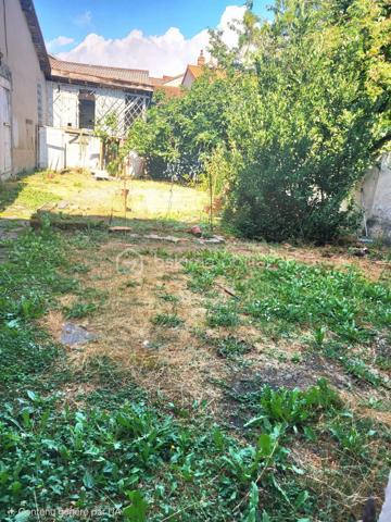 🏡 Maison de 232 m² avec dépendances, jardin clos et volumes rares – Randan (63)
Située au cœur de Randan, cette maison de ville mitoyenne des deux côtés développe 232 m² habitables et se distingue par des volumes rares en centre‑bourg. Derrière une façade discrète du bâti ancien de Randan, elle révèle un intérieur inattendu : un séjour de 90 m², un jardin clos et plusieurs dépendances.

Vous êtes à 20 minutes de Vichy, 25 minutes de Riom et 40 minutes de Clermont‑Ferrand, un emplacement pratique pour les déplacements quotidiens, à proximité immédiate des commodités du centre.

Rénovée en grande partie depuis 2019, elle offre un cadre de vie confortable et fonctionnel.

⭐ Atouts majeurs 
Séjour lumineux de 90 m²

5 chambres dont suite parentale

Bureau + dressing

Cuisine équipée + cellier

Grange 70 m² + combles aménageables (133 m²)

Pompe à chaleur – isolation murs/toiture – double vitrage

Jardin clos avec accès indépendant et stationnement

Assainissement tout‑à‑l’égout

🏠 Description détaillée
Au rez‑de‑chaussée, une entrée mène à un séjour lumineux de 90 m². Ce niveau comprend également une cuisine aménagée et équipée, un cellier, un W.C. indépendant et une pièce à terminer pouvant devenir une chambre ou un espace polyvalent. Depuis le séjour, un accès direct conduit à la cave voûtée et au jardin clos.

À l’étage, le palier dessert quatre chambres, dont une suite parentale avec salle d’eau. S’ajoutent un bureau, une salle d’eau avec W.C. et un dressing indépendant, offrant une organisation intérieure adaptée à une vie familiale.

Au deuxième étage, les combles de 133 m², partiellement isolés, offrent un potentiel d’aménagement important.

🌳 Extérieur
Le jardin clos accueille une grange d’environ 70 m², plusieurs dépendances, un local vélo et un toilette sèche. L’accès indépendant permet de stationner plusieurs véhicules dans la cour ou le jardin.

🔧 Travaux à prévoir
Quelques finitions et rafraîchissements restent à prévoir, ainsi que la finalisation de certaines pièces. Le bien demeure solide, rénové en grande partie, et doté d’équipements techniques récents.

Une maison rare en centre‑bourg : grands volumes, dépendances fonctionnelles, jardin clos et séjour de 90 m². Un bien idéal pour ceux qui recherchent de l’espace, du confort et un potentiel d’évolution, tout en restant au cœur des services.