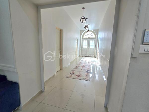 🏡 Maison de 232 m² avec dépendances, jardin clos et volumes rares – Randan (63)
Située au cœur de Randan, cette maison de ville mitoyenne des deux côtés développe 232 m² habitables et se distingue par des volumes rares en centre‑bourg. Derrière une façade discrète du bâti ancien de Randan, elle révèle un intérieur inattendu : un séjour de 90 m², un jardin clos et plusieurs dépendances.

Vous êtes à 20 minutes de Vichy, 25 minutes de Riom et 40 minutes de Clermont‑Ferrand, un emplacement pratique pour les déplacements quotidiens, à proximité immédiate des commodités du centre.

Rénovée en grande partie depuis 2019, elle offre un cadre de vie confortable et fonctionnel.

⭐ Atouts majeurs 
Séjour lumineux de 90 m²

5 chambres dont suite parentale

Bureau + dressing

Cuisine équipée + cellier

Grange 70 m² + combles aménageables (133 m²)

Pompe à chaleur – isolation murs/toiture – double vitrage

Jardin clos avec accès indépendant et stationnement

Assainissement tout‑à‑l’égout

🏠 Description détaillée
Au rez‑de‑chaussée, une entrée mène à un séjour lumineux de 90 m². Ce niveau comprend également une cuisine aménagée et équipée, un cellier, un W.C. indépendant et une pièce à terminer pouvant devenir une chambre ou un espace polyvalent. Depuis le séjour, un accès direct conduit à la cave voûtée et au jardin clos.

À l’étage, le palier dessert quatre chambres, dont une suite parentale avec salle d’eau. S’ajoutent un bureau, une salle d’eau avec W.C. et un dressing indépendant, offrant une organisation intérieure adaptée à une vie familiale.

Au deuxième étage, les combles de 133 m², partiellement isolés, offrent un potentiel d’aménagement important.

🌳 Extérieur
Le jardin clos accueille une grange d’environ 70 m², plusieurs dépendances, un local vélo et un toilette sèche. L’accès indépendant permet de stationner plusieurs véhicules dans la cour ou le jardin.

🔧 Travaux à prévoir
Quelques finitions et rafraîchissements restent à prévoir, ainsi que la finalisation de certaines pièces. Le bien demeure solide, rénové en grande partie, et doté d’équipements techniques récents.

Une maison rare en centre‑bourg : grands volumes, dépendances fonctionnelles, jardin clos et séjour de 90 m². Un bien idéal pour ceux qui recherchent de l’espace, du confort et un potentiel d’évolution, tout en restant au cœur des services.