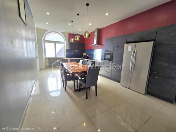🏡 Maison de 232 m² avec dépendances, jardin clos et volumes rares – Randan (63)
Située au cœur de Randan, cette maison de ville mitoyenne des deux côtés développe 232 m² habitables et se distingue par des volumes rares en centre‑bourg. Derrière une façade discrète du bâti ancien de Randan, elle révèle un intérieur inattendu : un séjour de 90 m², un jardin clos et plusieurs dépendances.

Vous êtes à 20 minutes de Vichy, 25 minutes de Riom et 40 minutes de Clermont‑Ferrand, un emplacement pratique pour les déplacements quotidiens, à proximité immédiate des commodités du centre.

Rénovée en grande partie depuis 2019, elle offre un cadre de vie confortable et fonctionnel.

⭐ Atouts majeurs 
Séjour lumineux de 90 m²

5 chambres dont suite parentale

Bureau + dressing

Cuisine équipée + cellier

Grange 70 m² + combles aménageables (133 m²)

Pompe à chaleur – isolation murs/toiture – double vitrage

Jardin clos avec accès indépendant et stationnement

Assainissement tout‑à‑l’égout

🏠 Description détaillée
Au rez‑de‑chaussée, une entrée mène à un séjour lumineux de 90 m². Ce niveau comprend également une cuisine aménagée et équipée, un cellier, un W.C. indépendant et une pièce à terminer pouvant devenir une chambre ou un espace polyvalent. Depuis le séjour, un accès direct conduit à la cave voûtée et au jardin clos.

À l’étage, le palier dessert quatre chambres, dont une suite parentale avec salle d’eau. S’ajoutent un bureau, une salle d’eau avec W.C. et un dressing indépendant, offrant une organisation intérieure adaptée à une vie familiale.

Au deuxième étage, les combles de 133 m², partiellement isolés, offrent un potentiel d’aménagement important.

🌳 Extérieur
Le jardin clos accueille une grange d’environ 70 m², plusieurs dépendances, un local vélo et un toilette sèche. L’accès indépendant permet de stationner plusieurs véhicules dans la cour ou le jardin.

🔧 Travaux à prévoir
Quelques finitions et rafraîchissements restent à prévoir, ainsi que la finalisation de certaines pièces. Le bien demeure solide, rénové en grande partie, et doté d’équipements techniques récents.

Une maison rare en centre‑bourg : grands volumes, dépendances fonctionnelles, jardin clos et séjour de 90 m². Un bien idéal pour ceux qui recherchent de l’espace, du confort et un potentiel d’évolution, tout en restant au cœur des services.