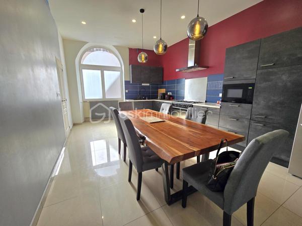 🏡 Maison de 232 m² avec dépendances, jardin clos et volumes rares – Randan (63)
Située au cœur de Randan, cette maison de ville mitoyenne des deux côtés développe 232 m² habitables et se distingue par des volumes rares en centre‑bourg. Derrière une façade discrète du bâti ancien de Randan, elle révèle un intérieur inattendu : un séjour de 90 m², un jardin clos et plusieurs dépendances.

Vous êtes à 20 minutes de Vichy, 25 minutes de Riom et 40 minutes de Clermont‑Ferrand, un emplacement pratique pour les déplacements quotidiens, à proximité immédiate des commodités du centre.

Rénovée en grande partie depuis 2019, elle offre un cadre de vie confortable et fonctionnel.

⭐ Atouts majeurs 
Séjour lumineux de 90 m²

5 chambres dont suite parentale

Bureau + dressing

Cuisine équipée + cellier

Grange 70 m² + combles aménageables (133 m²)

Pompe à chaleur – isolation murs/toiture – double vitrage

Jardin clos avec accès indépendant et stationnement

Assainissement tout‑à‑l’égout

🏠 Description détaillée
Au rez‑de‑chaussée, une entrée mène à un séjour lumineux de 90 m². Ce niveau comprend également une cuisine aménagée et équipée, un cellier, un W.C. indépendant et une pièce à terminer pouvant devenir une chambre ou un espace polyvalent. Depuis le séjour, un accès direct conduit à la cave voûtée et au jardin clos.

À l’étage, le palier dessert quatre chambres, dont une suite parentale avec salle d’eau. S’ajoutent un bureau, une salle d’eau avec W.C. et un dressing indépendant, offrant une organisation intérieure adaptée à une vie familiale.

Au deuxième étage, les combles de 133 m², partiellement isolés, offrent un potentiel d’aménagement important.

🌳 Extérieur
Le jardin clos accueille une grange d’environ 70 m², plusieurs dépendances, un local vélo et un toilette sèche. L’accès indépendant permet de stationner plusieurs véhicules dans la cour ou le jardin.

🔧 Travaux à prévoir
Quelques finitions et rafraîchissements restent à prévoir, ainsi que la finalisation de certaines pièces. Le bien demeure solide, rénové en grande partie, et doté d’équipements techniques récents.

Une maison rare en centre‑bourg : grands volumes, dépendances fonctionnelles, jardin clos et séjour de 90 m². Un bien idéal pour ceux qui recherchent de l’espace, du confort et un potentiel d’évolution, tout en restant au cœur des services.
