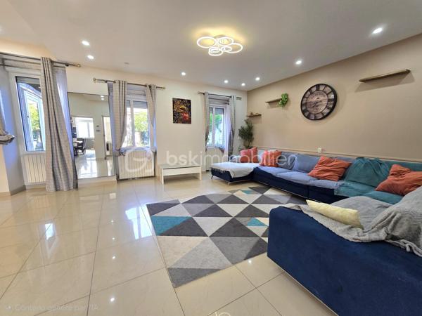 🏡 Maison de 232 m² avec dépendances, jardin clos et volumes rares – Randan (63)
Située au cœur de Randan, cette maison de ville mitoyenne des deux côtés développe 232 m² habitables et se distingue par des volumes rares en centre‑bourg. Derrière une façade discrète du bâti ancien de Randan, elle révèle un intérieur inattendu : un séjour de 90 m², un jardin clos et plusieurs dépendances.

Vous êtes à 20 minutes de Vichy, 25 minutes de Riom et 40 minutes de Clermont‑Ferrand, un emplacement pratique pour les déplacements quotidiens, à proximité immédiate des commodités du centre.

Rénovée en grande partie depuis 2019, elle offre un cadre de vie confortable et fonctionnel.

⭐ Atouts majeurs 
Séjour lumineux de 90 m²

5 chambres dont suite parentale

Bureau + dressing

Cuisine équipée + cellier

Grange 70 m² + combles aménageables (133 m²)

Pompe à chaleur – isolation murs/toiture – double vitrage

Jardin clos avec accès indépendant et stationnement

Assainissement tout‑à‑l’égout

🏠 Description détaillée
Au rez‑de‑chaussée, une entrée mène à un séjour lumineux de 90 m². Ce niveau comprend également une cuisine aménagée et équipée, un cellier, un W.C. indépendant et une pièce à terminer pouvant devenir une chambre ou un espace polyvalent. Depuis le séjour, un accès direct conduit à la cave voûtée et au jardin clos.

À l’étage, le palier dessert quatre chambres, dont une suite parentale avec salle d’eau. S’ajoutent un bureau, une salle d’eau avec W.C. et un dressing indépendant, offrant une organisation intérieure adaptée à une vie familiale.

Au deuxième étage, les combles de 133 m², partiellement isolés, offrent un potentiel d’aménagement important.

🌳 Extérieur
Le jardin clos accueille une grange d’environ 70 m², plusieurs dépendances, un local vélo et un toilette sèche. L’accès indépendant permet de stationner plusieurs véhicules dans la cour ou le jardin.

🔧 Travaux à prévoir
Quelques finitions et rafraîchissements restent à prévoir, ainsi que la finalisation de certaines pièces. Le bien demeure solide, rénové en grande partie, et doté d’équipements techniques récents.

Une maison rare en centre‑bourg : grands volumes, dépendances fonctionnelles, jardin clos et séjour de 90 m². Un bien idéal pour ceux qui recherchent de l’espace, du confort et un potentiel d’évolution, tout en restant au cœur des services.